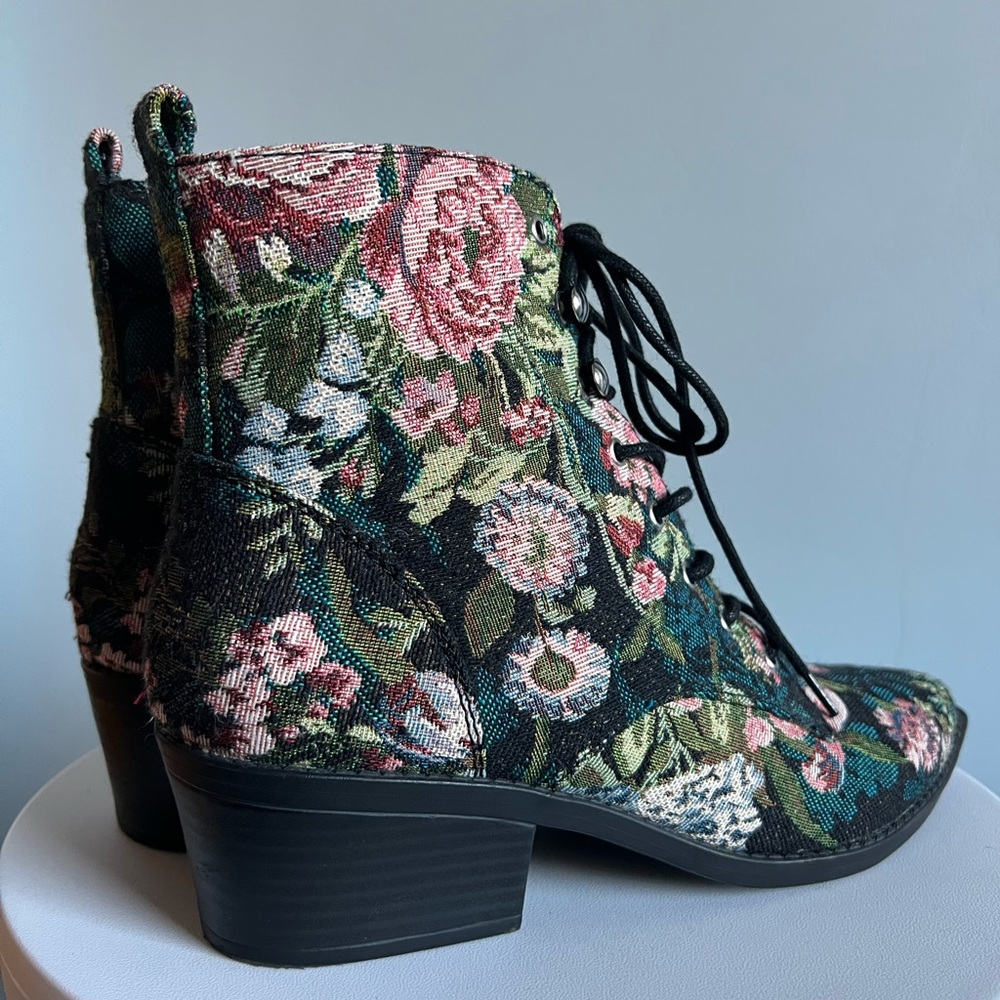 FREE PEOPLE. Indigo Rd. Floral booties